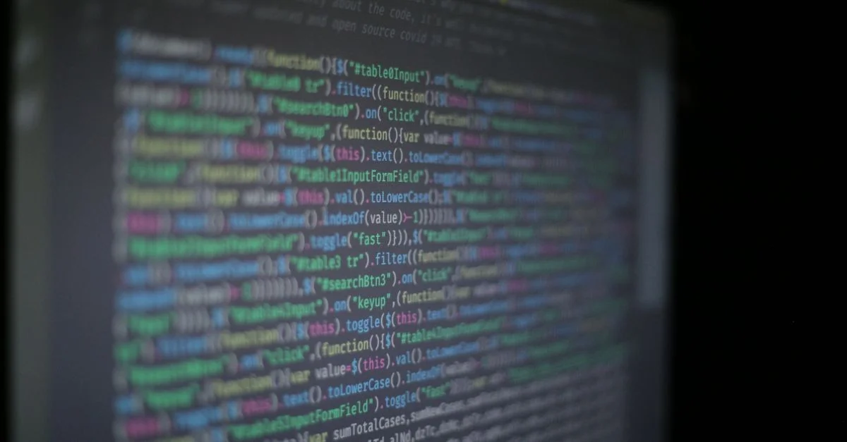 Gros plan sur un code de programmation coloré sur un moniteur d'ordinateur flou.