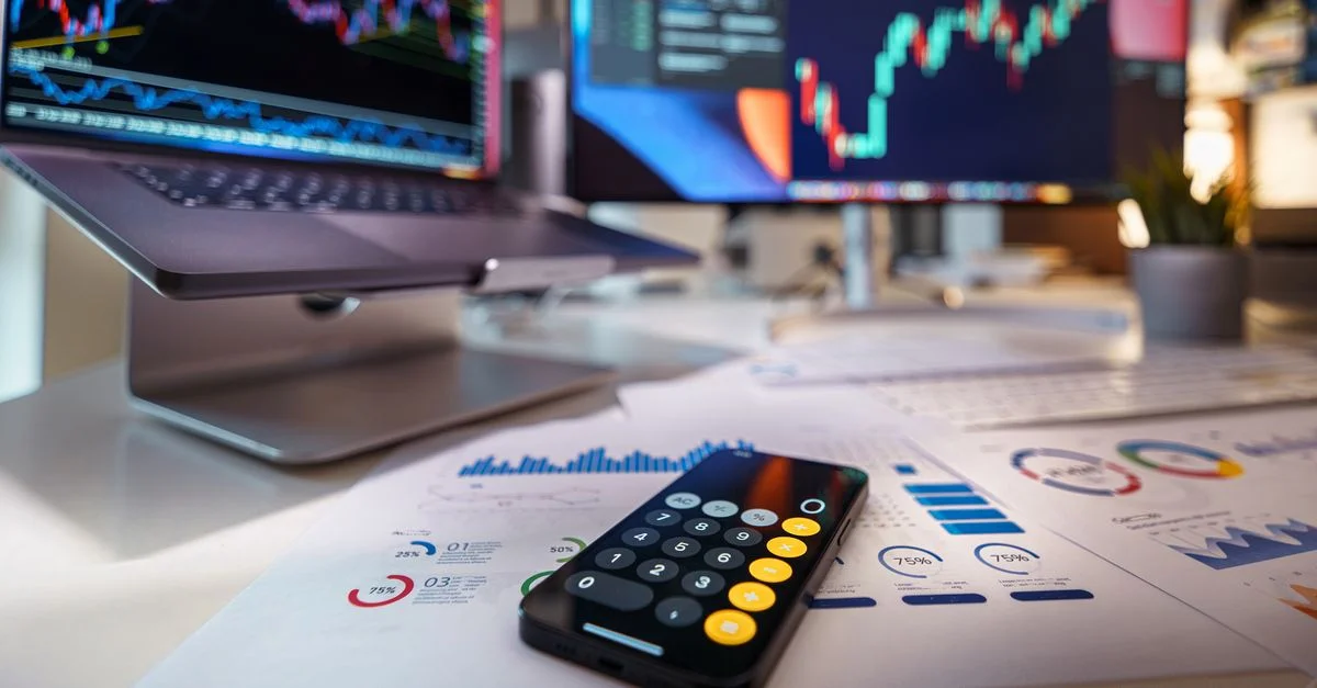 Espace de travail moderne mettant en avant l'analyse financière avec des graphiques et des rapports numériques.