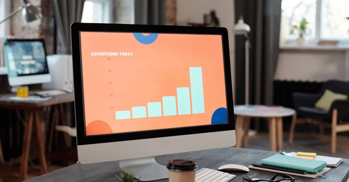Configuration de bureau moderne avec un ordinateur affichant un graphique d'affaires.