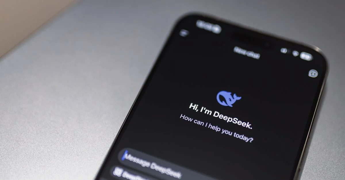 Gros plan de l'écran d'un smartphone montrant l'interface du chatbot DeepSeek AI sur un appareil moderne.